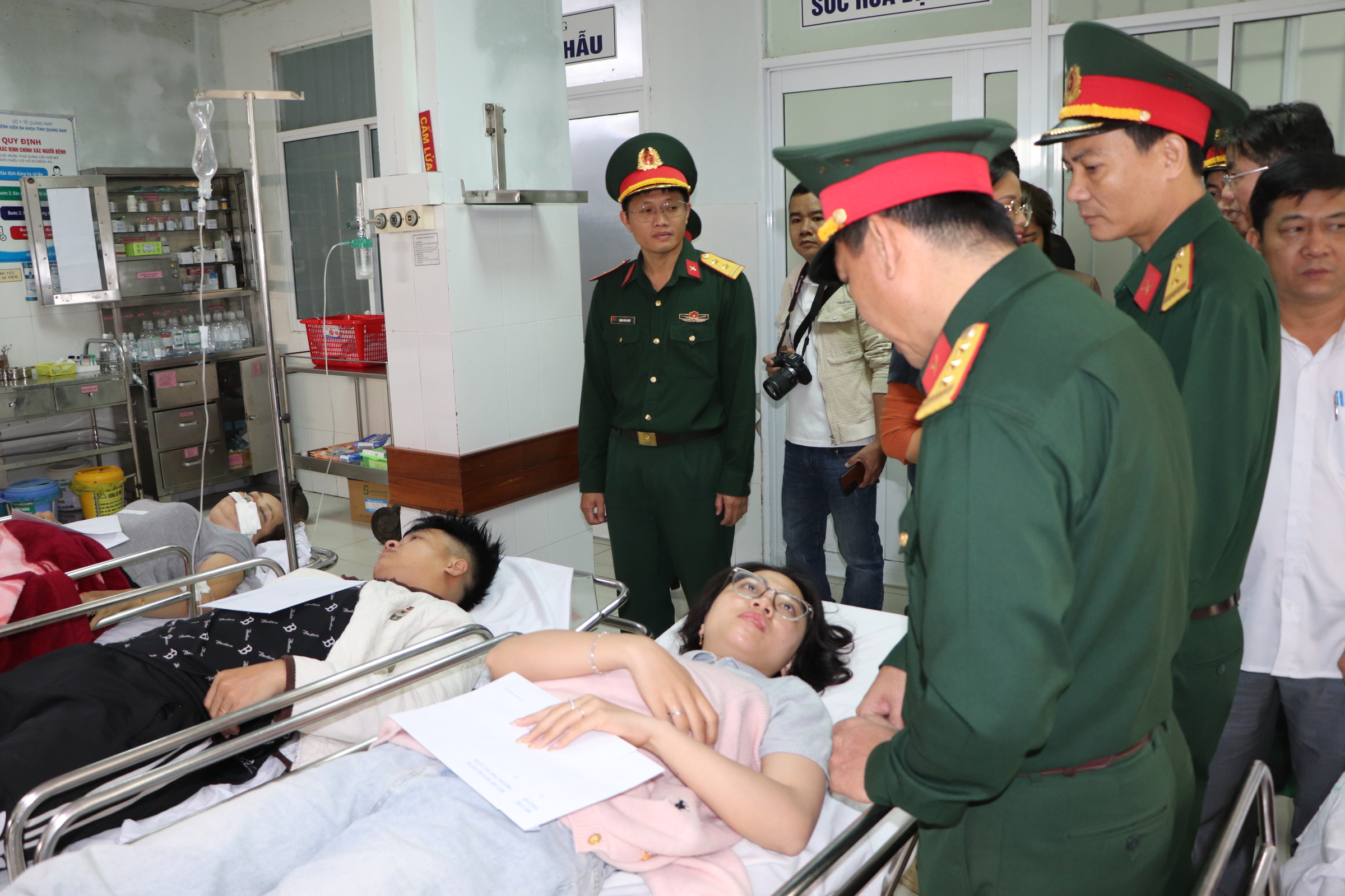 Tai nạn giao th&ocirc;ng Đ&agrave; Nẵng: 13 Người thương vong trong gia đ&igrave;nh sau đ&aacute;m cưới - Ảnh 4.