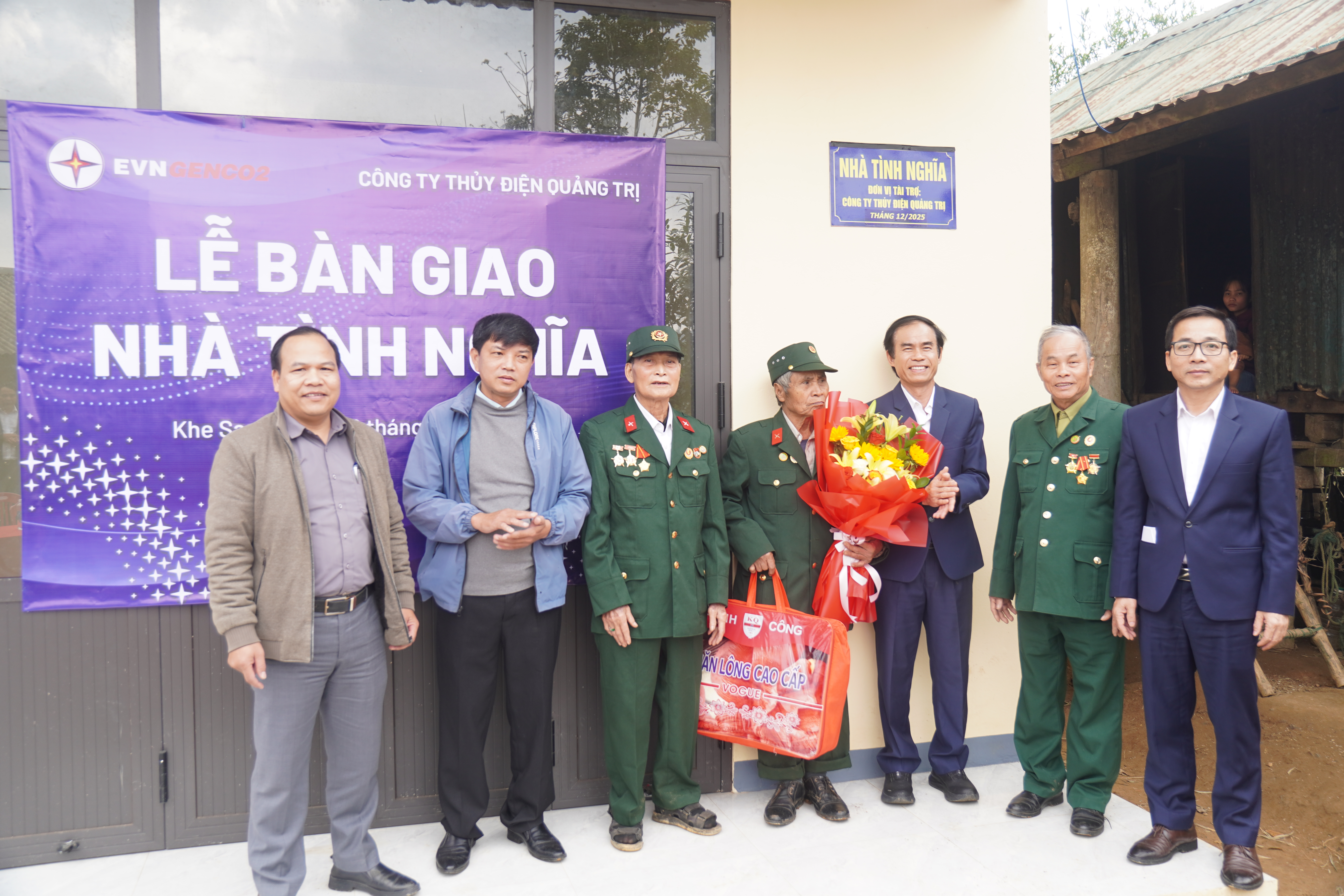 Bàn giao 2 căn nhà tình nghĩa cho 2 gia đình chính sách - Ảnh 1.