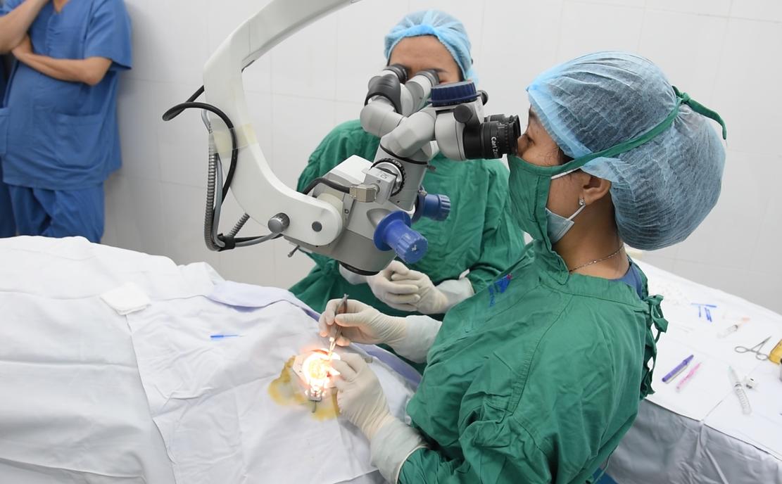 12 người t&igrave;m lại được &aacute;nh s&aacute;ng từ từ thuật gh&eacute;p gi&aacute;c mạc - Ảnh 1.