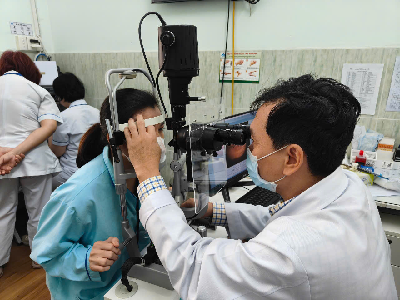 12 người t&igrave;m lại được &aacute;nh s&aacute;ng từ từ thuật gh&eacute;p gi&aacute;c mạc - Ảnh 3.