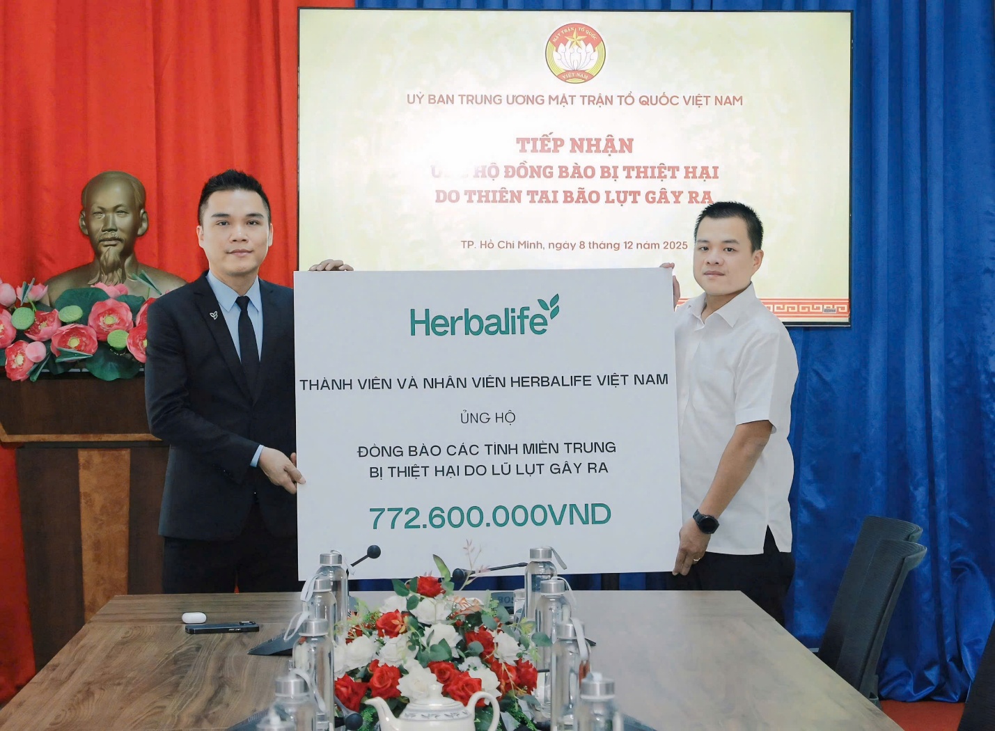 Herbalife Việt Nam đ&oacute;ng g&oacute;p gần 4 tỷ đồng ủng hộ đồng b&agrave;o bị thiệt hại do thi&ecirc;n tai b&atilde;o lũ g&acirc;y ra - Ảnh 1.