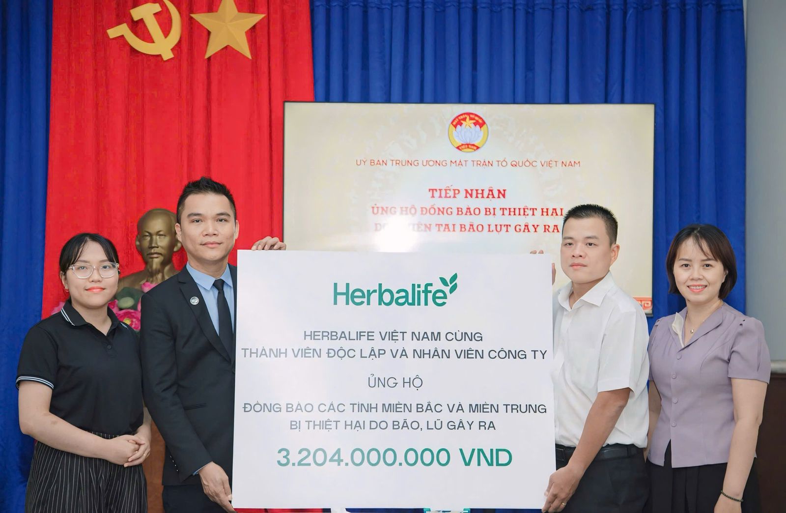 Herbalife Việt Nam đ&oacute;ng g&oacute;p gần 4 tỷ đồng ủng hộ đồng b&agrave;o bị thiệt hại do thi&ecirc;n tai b&atilde;o lũ g&acirc;y ra - Ảnh 2.