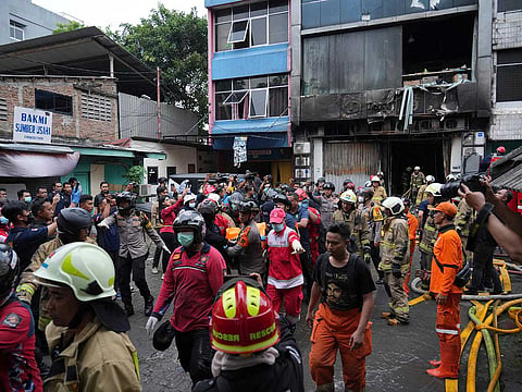 Cháy cả tòa nhà Indonesia, nghi do pin nổ - Ảnh 1.