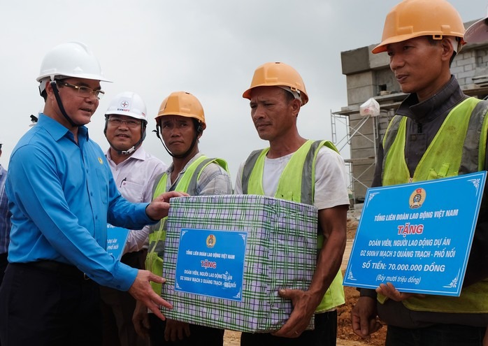 Tổng LĐLĐ Việt Nam phát động phong trào thi đua chào mừng Đại hội XIV của Đảng - Ảnh 1.