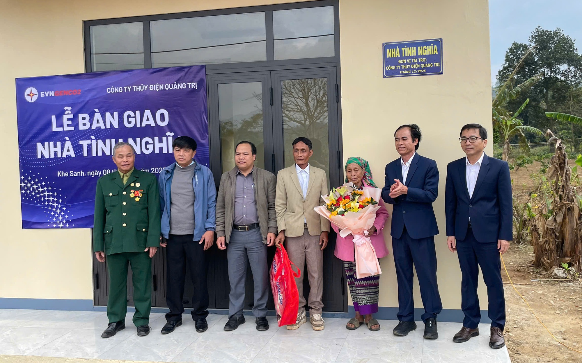 Bàn giao 2 căn nhà tình nghĩa cho 2 gia đình chính sách