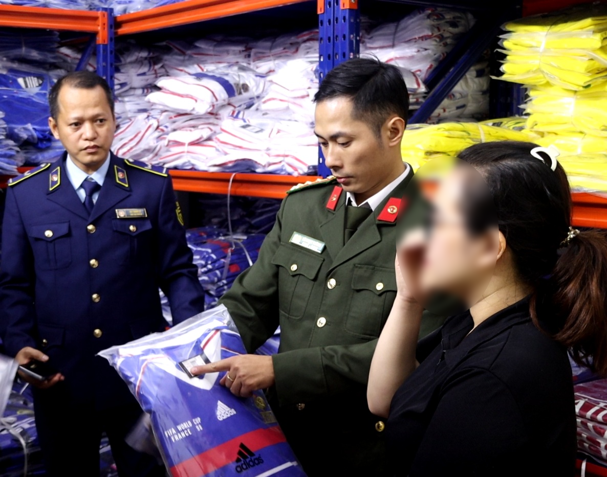 Ph&aacute;t hiện h&agrave;ng giả Tại H&agrave; Nội với 6 . 500 Bộ quần &aacute;o kh&ocirc;ng ph&eacute;p - Ảnh 1.