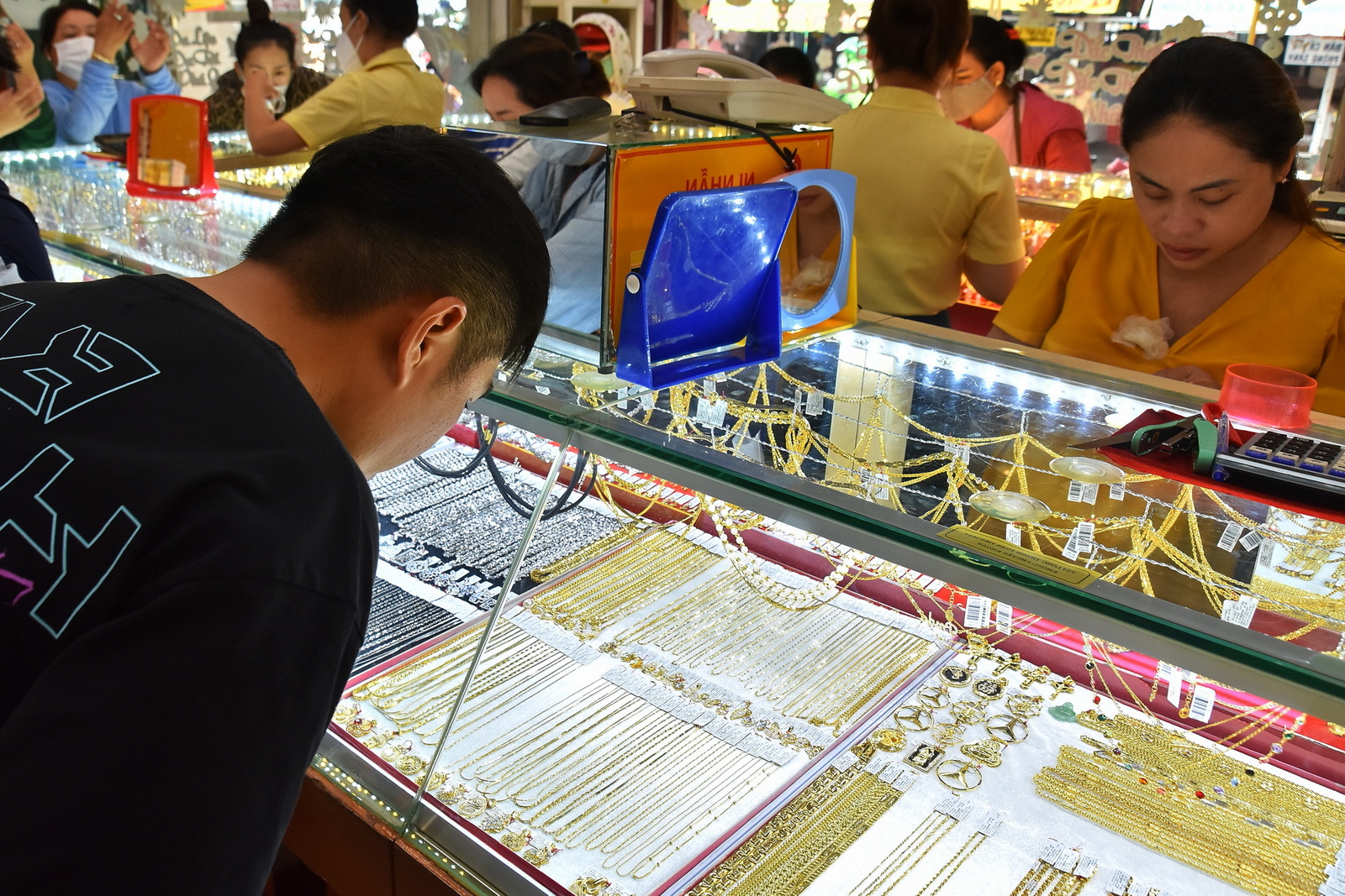 Gi&aacute; v&agrave;ng h&ocirc;m nay 10-12: Tăng rất mạnh - Ảnh 1.