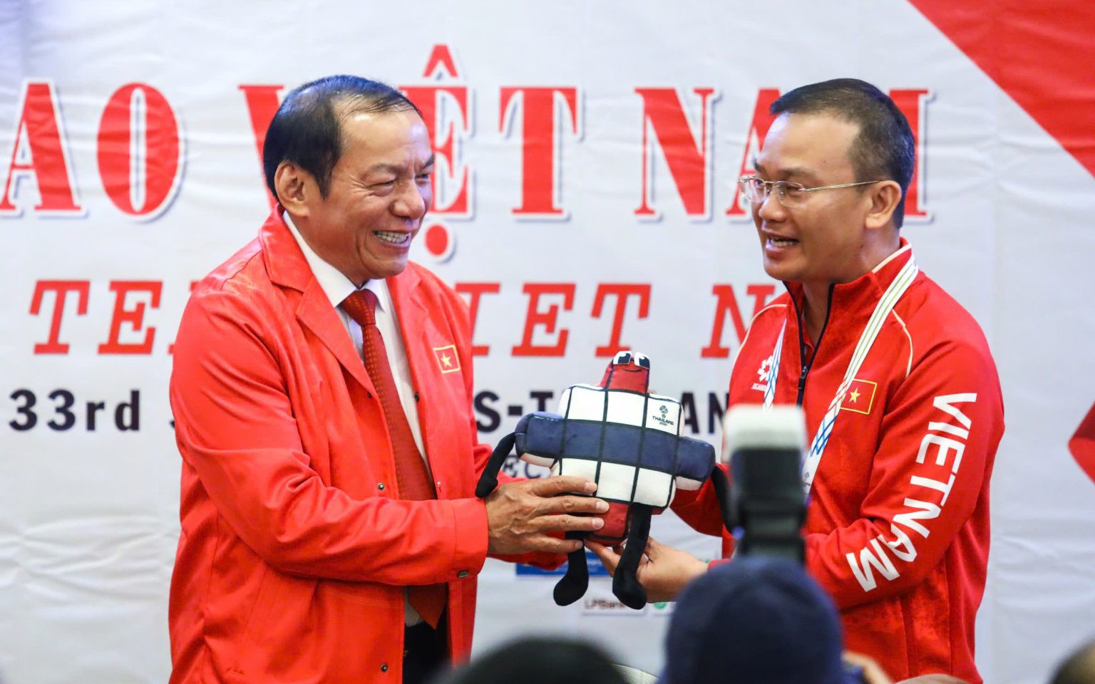 Bộ trưởng Nguyễn Văn Hùng thăm và động viên tuyển U22 Việt Nam tại SEA Games 33