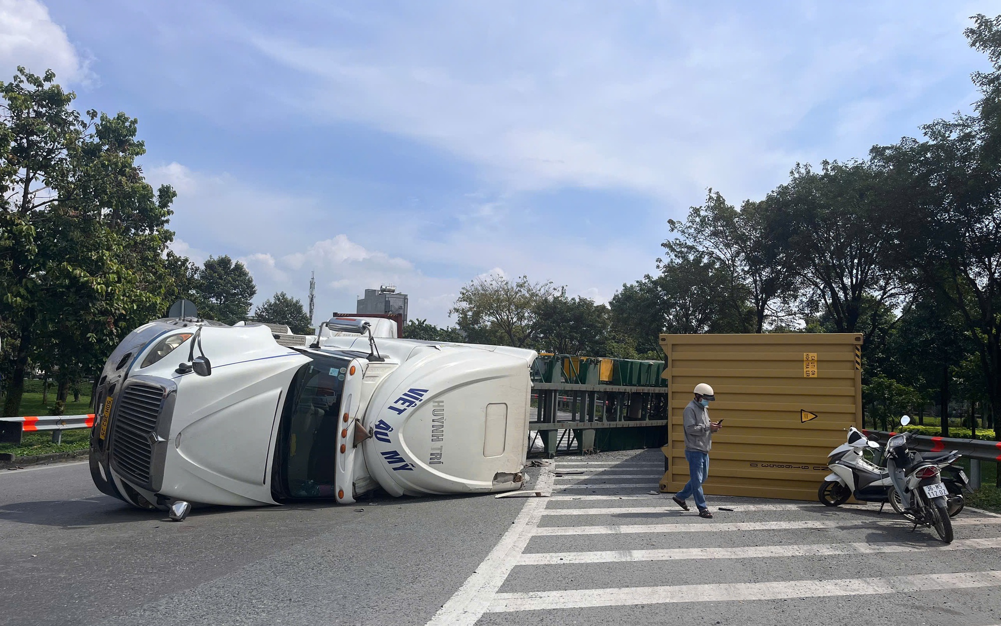 Hiện trường vụ xe container ôm cua lật nhào tại cầu vượt ở TPHCM