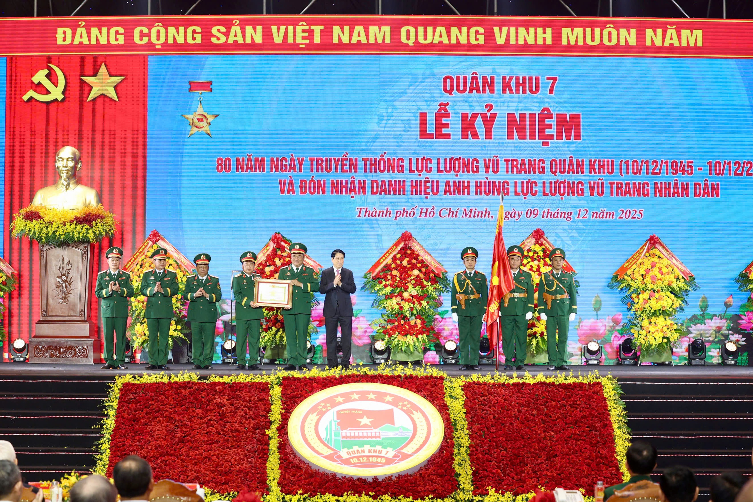 Chủ tịch nước Lương Cường dự lễ kỷ niệm 80 năm ng&agrave;y truyền thống Lực lượng vũ trang Qu&acirc;n khu 7 - Ảnh 8.