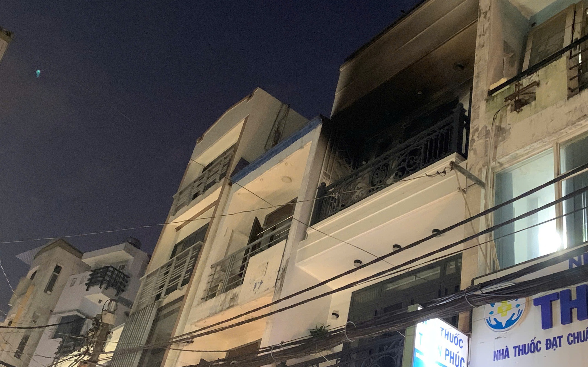 Chập điện gây cháy căn nhà 3 tầng ở phường Cầu Kiệu, TPHCM