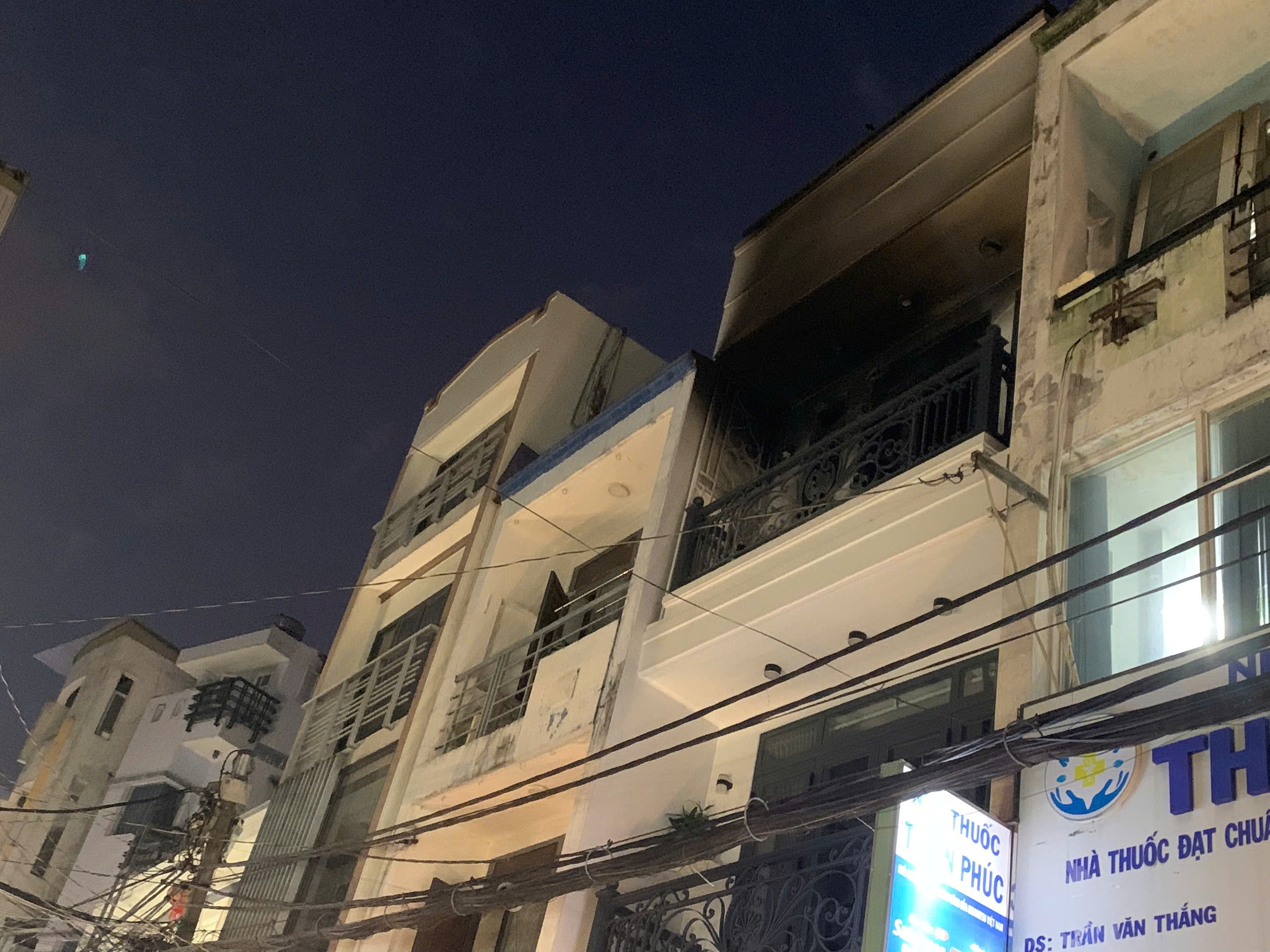 Chập điện gây cháy nhà 3 tầng ở phường Cầu Kiệu TPHCM , không có thương vong - Ảnh 2.
