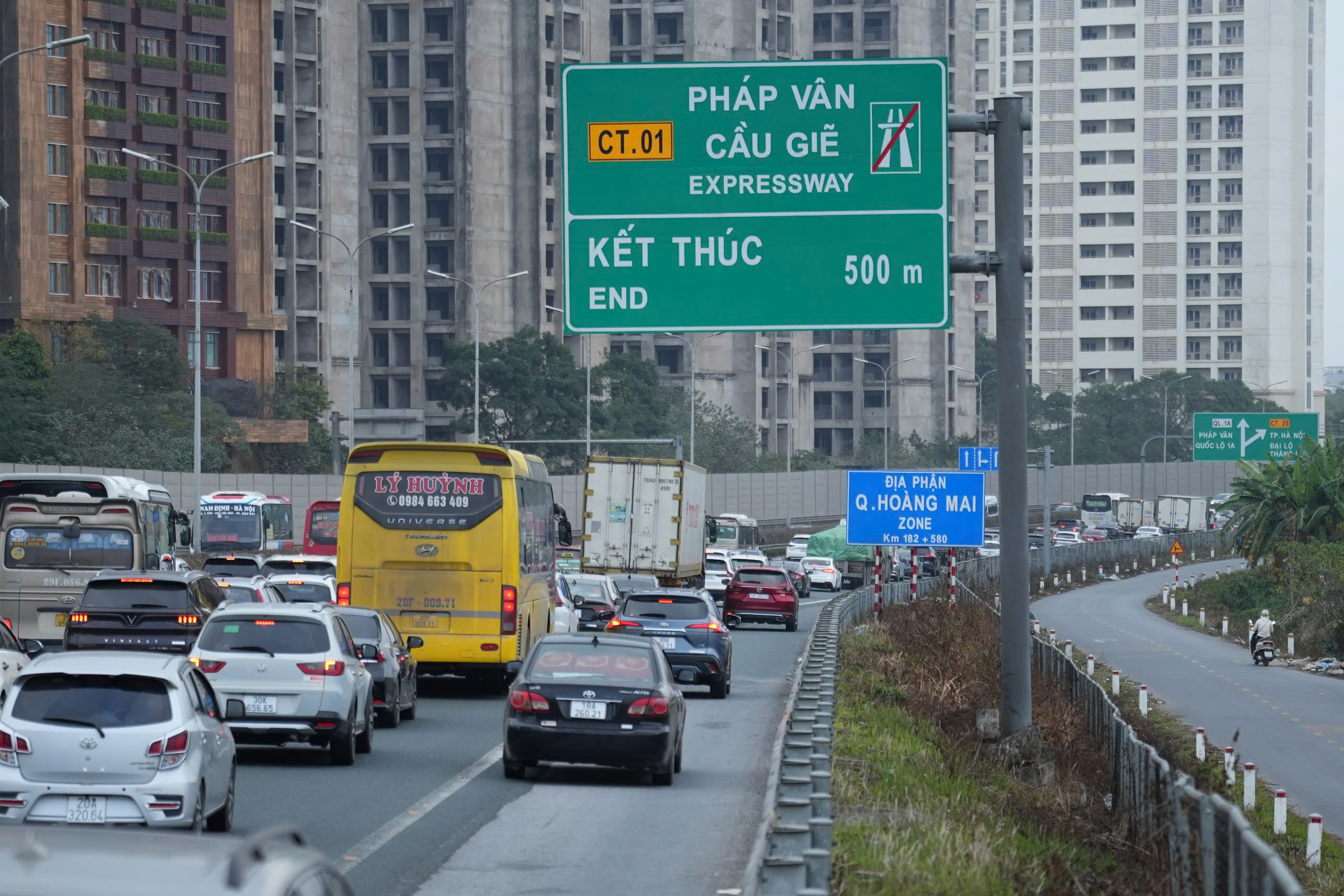 Sớm trở lại H&agrave; Nội, người d&acirc;n vẫn kh&ocirc;ng tho&aacute;t &ugrave;n tắc- Ảnh 4.
