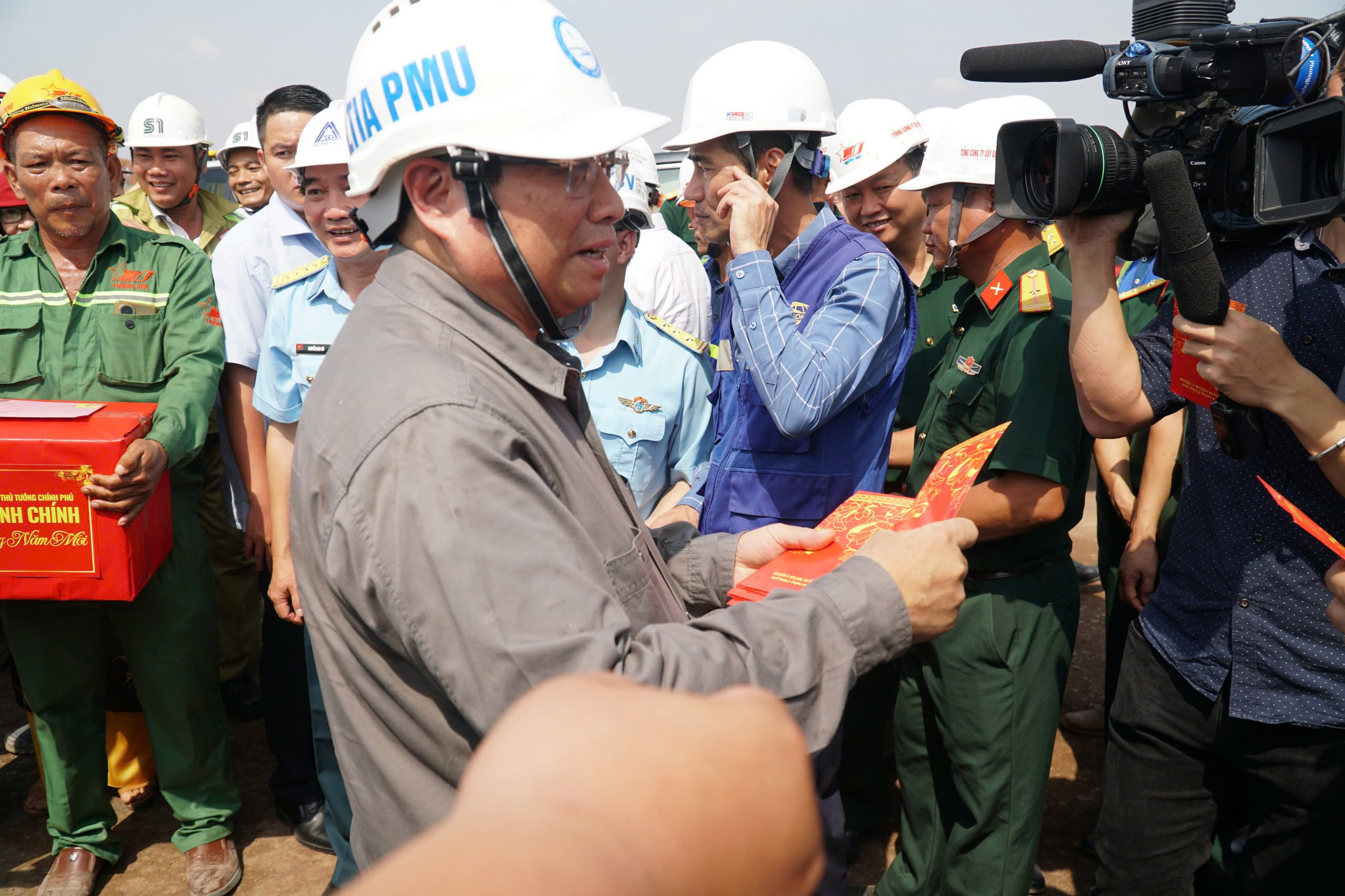 Thủ tướng Phạm Minh Ch&iacute;nh kiểm tra, ch&uacute;c Tết tại s&acirc;n bay Long Th&agrave;nh- Ảnh 6.