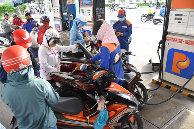 Gi&aacute; xăng dầu giảm sau Tết, c&oacute; mặt h&agrave;ng giảm tới 948 đồng/l&iacute;t- Ảnh 1.