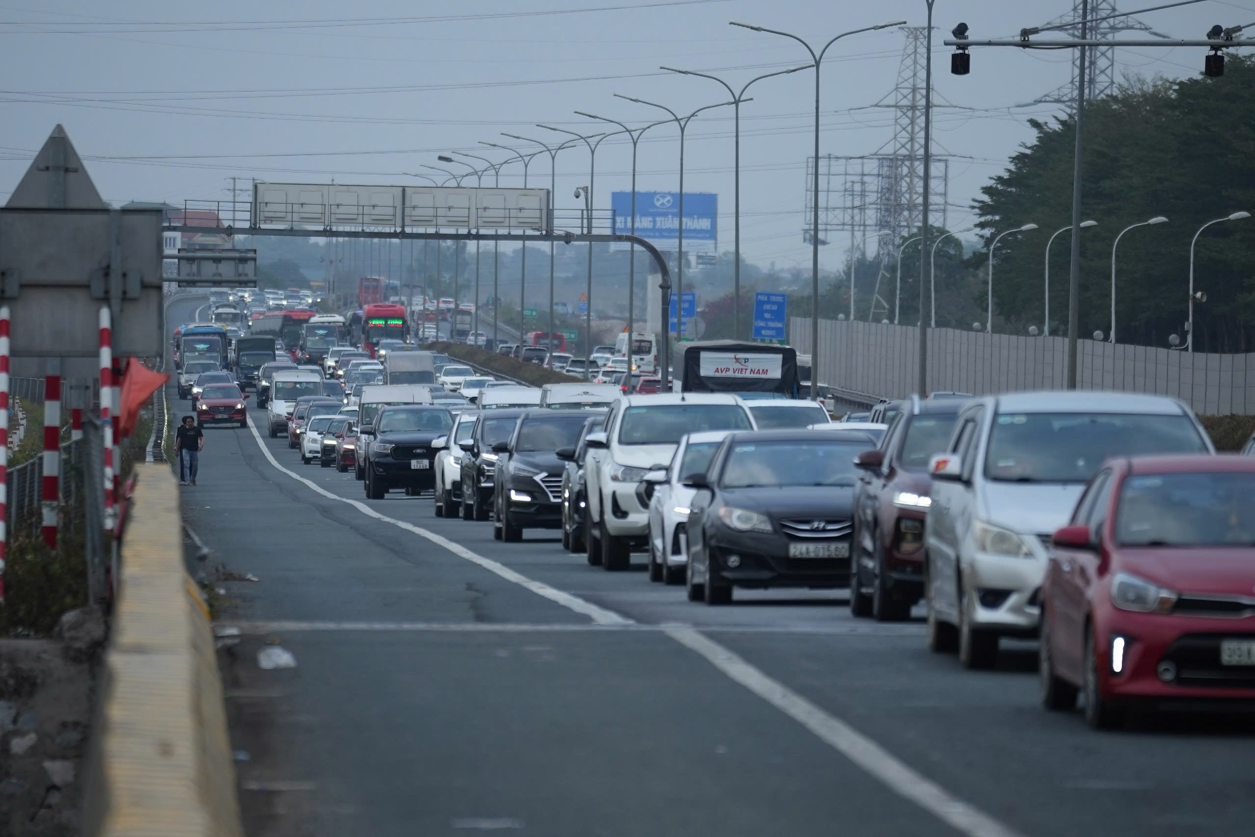 Sớm trở lại H&agrave; Nội, người d&acirc;n vẫn kh&ocirc;ng tho&aacute;t &ugrave;n tắc- Ảnh 7.