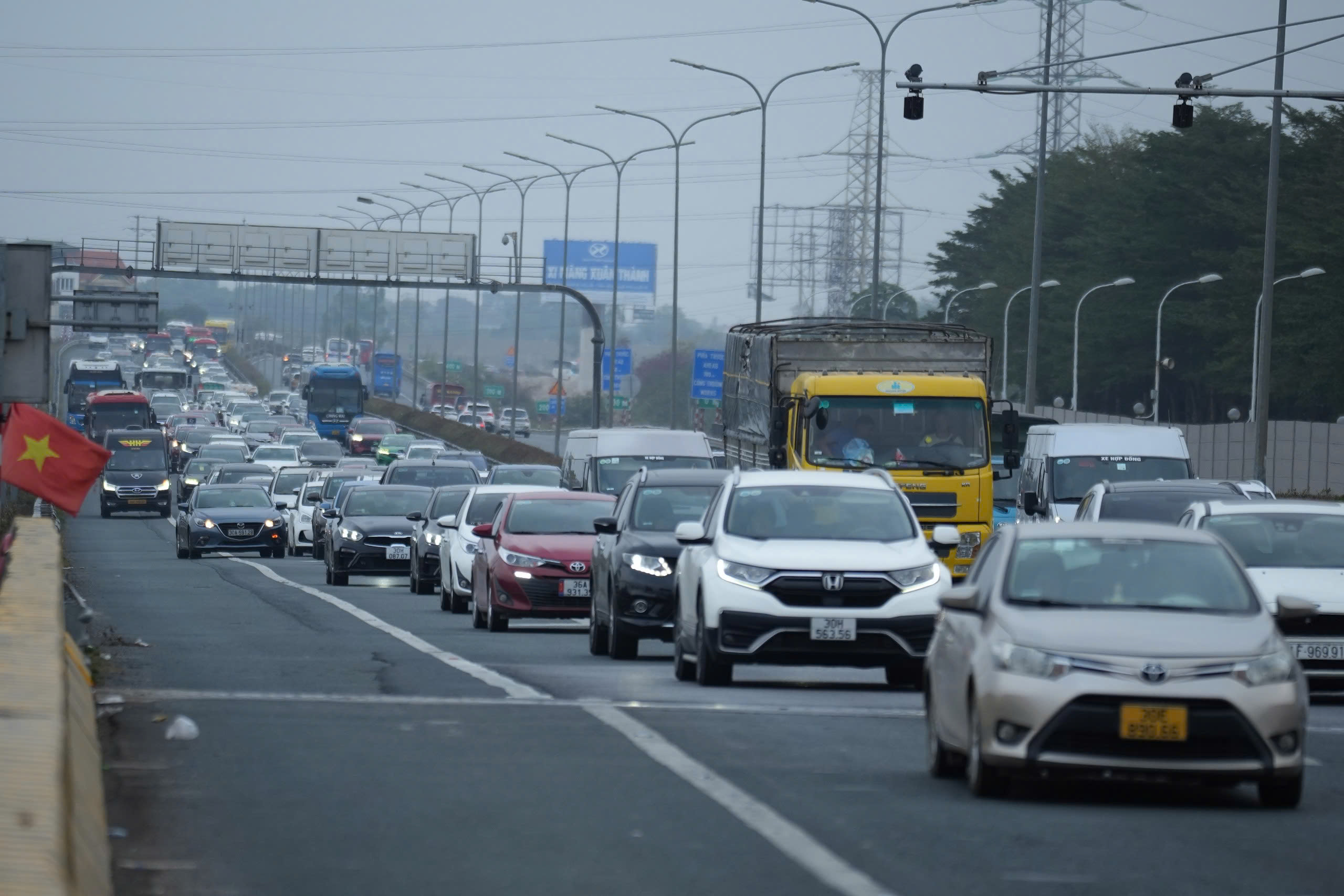 Sớm trở lại H&agrave; Nội, người d&acirc;n vẫn kh&ocirc;ng tho&aacute;t &ugrave;n tắc- Ảnh 5.