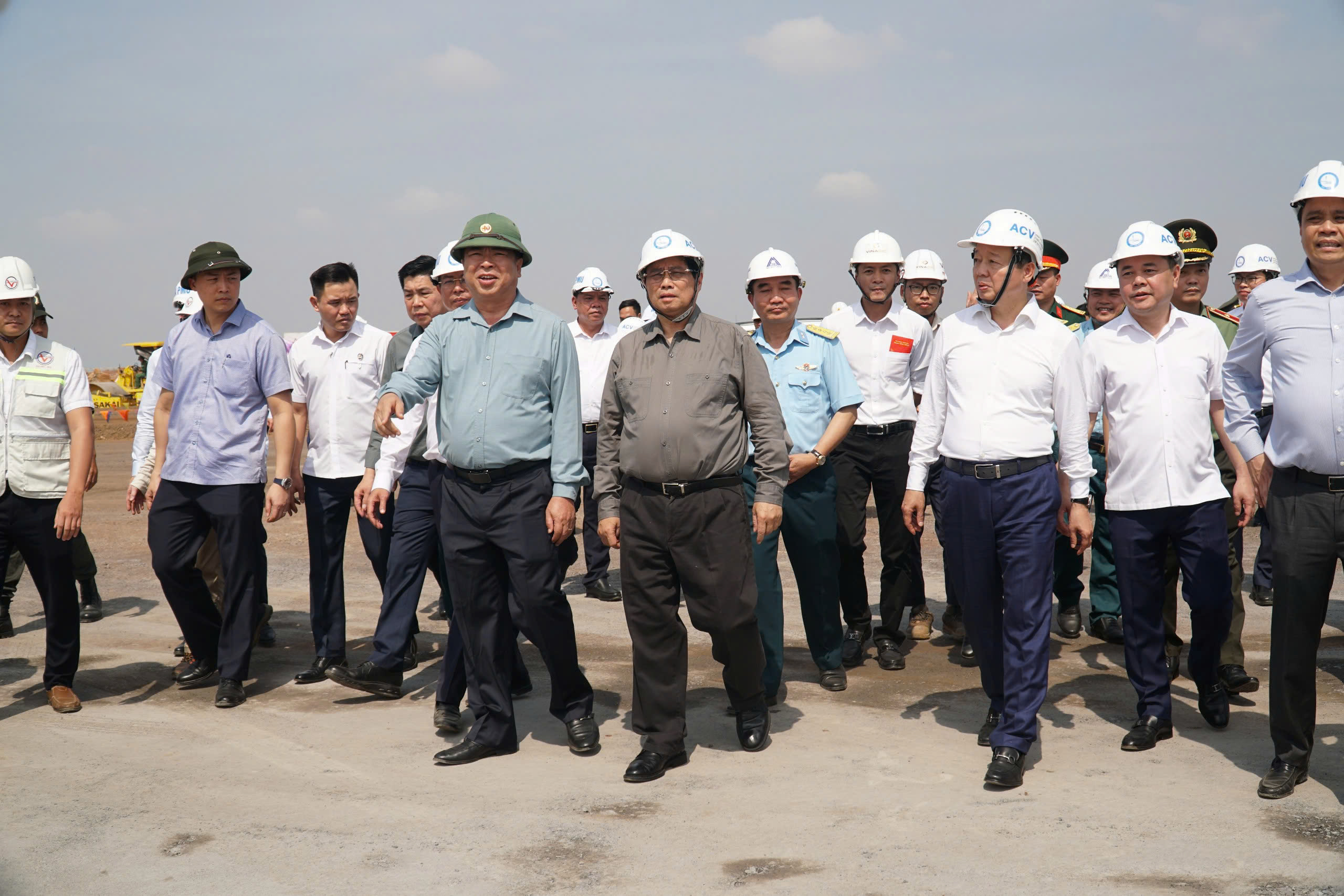 Thủ tướng Phạm Minh Ch&iacute;nh kiểm tra, ch&uacute;c Tết tại s&acirc;n bay Long Th&agrave;nh- Ảnh 4.