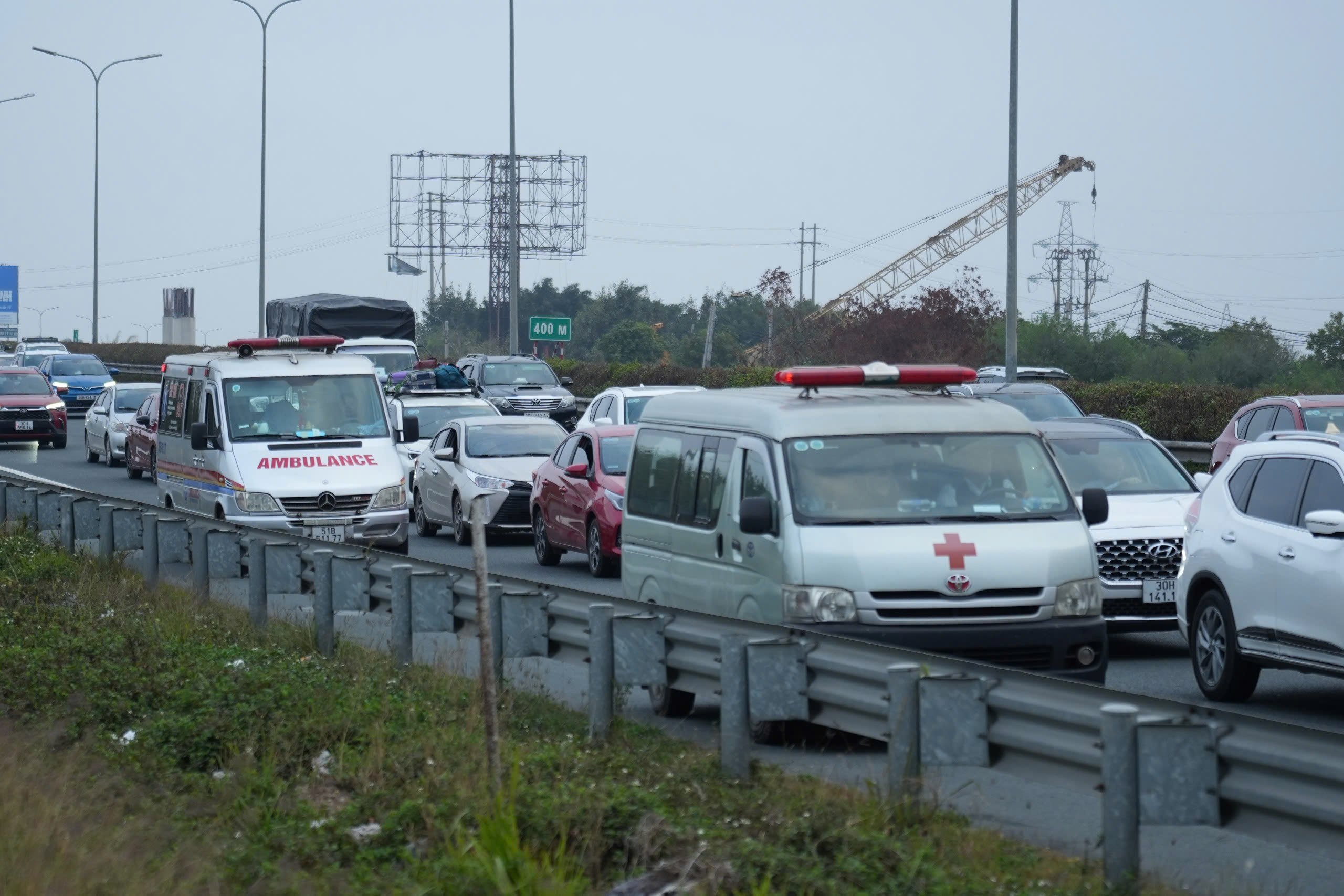 Sớm trở lại H&agrave; Nội, người d&acirc;n vẫn kh&ocirc;ng tho&aacute;t &ugrave;n tắc- Ảnh 6.
