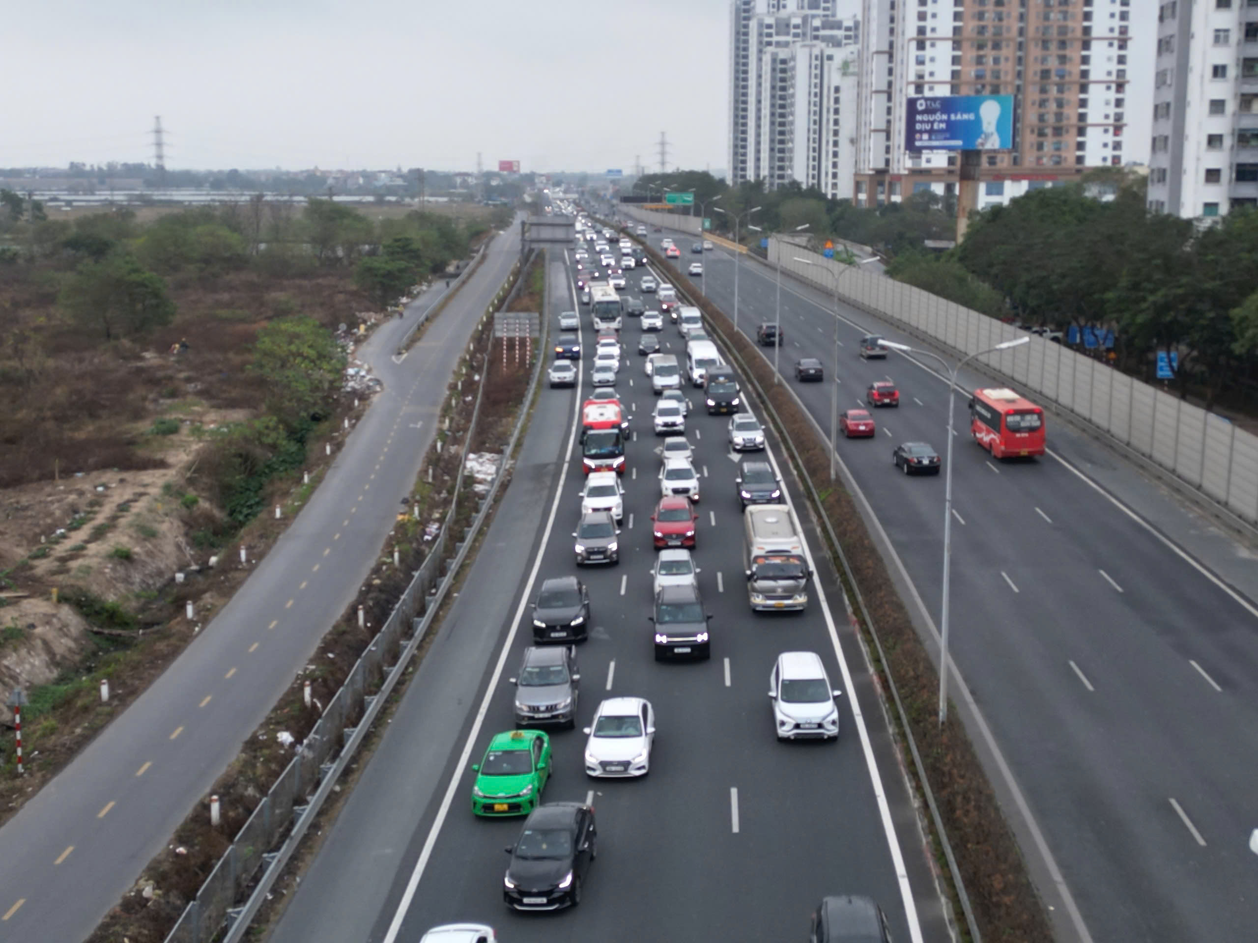 Sớm trở lại H&agrave; Nội, người d&acirc;n vẫn kh&ocirc;ng tho&aacute;t &ugrave;n tắc- Ảnh 1.
