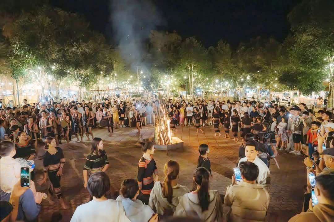 Măng Đen đ&oacute;n hơn 200.000 lượt du kh&aacute;ch dịp Tết- Ảnh 1.