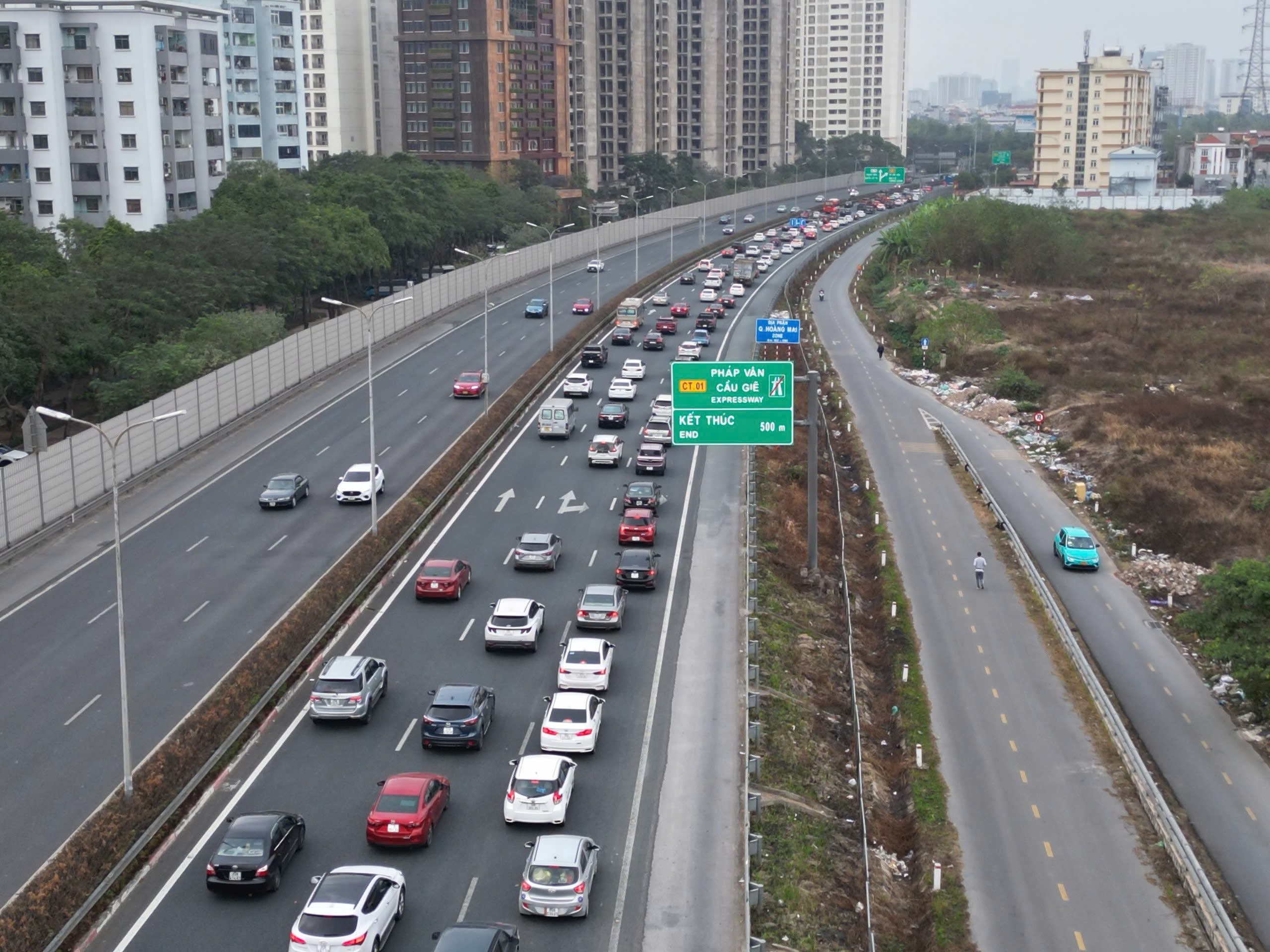 Sớm trở lại H&agrave; Nội, người d&acirc;n vẫn kh&ocirc;ng tho&aacute;t &ugrave;n tắc- Ảnh 2.