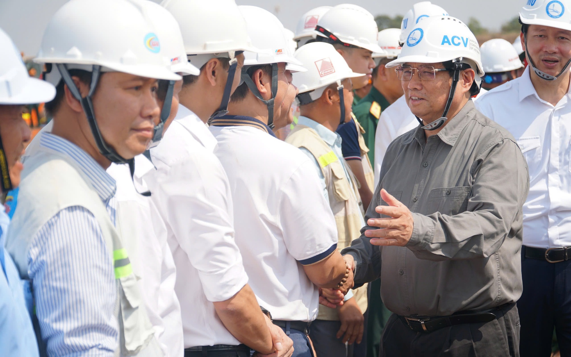 Thủ tướng Phạm Minh Ch&iacute;nh kiểm tra, ch&uacute;c Tết tại s&acirc;n bay Long Th&agrave;nh