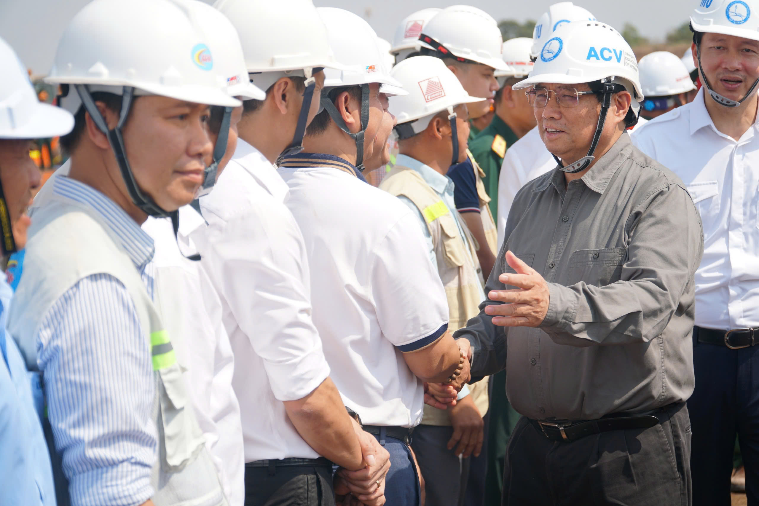 Thủ tướng Phạm Minh Ch&iacute;nh kiểm tra, ch&uacute;c Tết tại s&acirc;n bay Long Th&agrave;nh- Ảnh 3.
