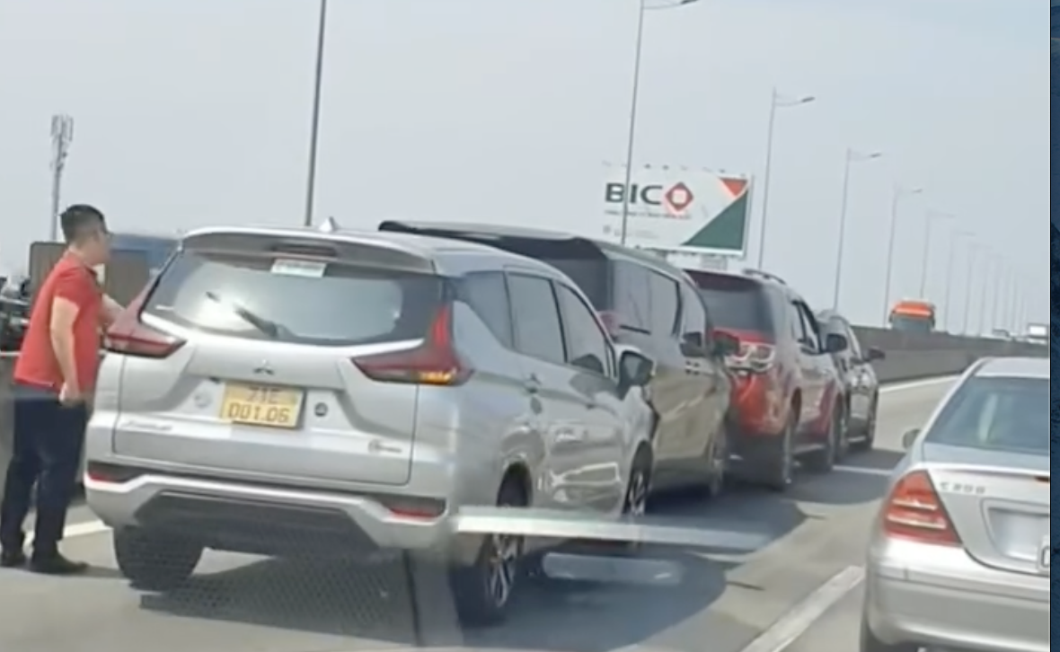 Va chạm liên hoàn trên cao tốc TP HCM - Long Thành, ùn ứ kéo dài- Ảnh 1.
