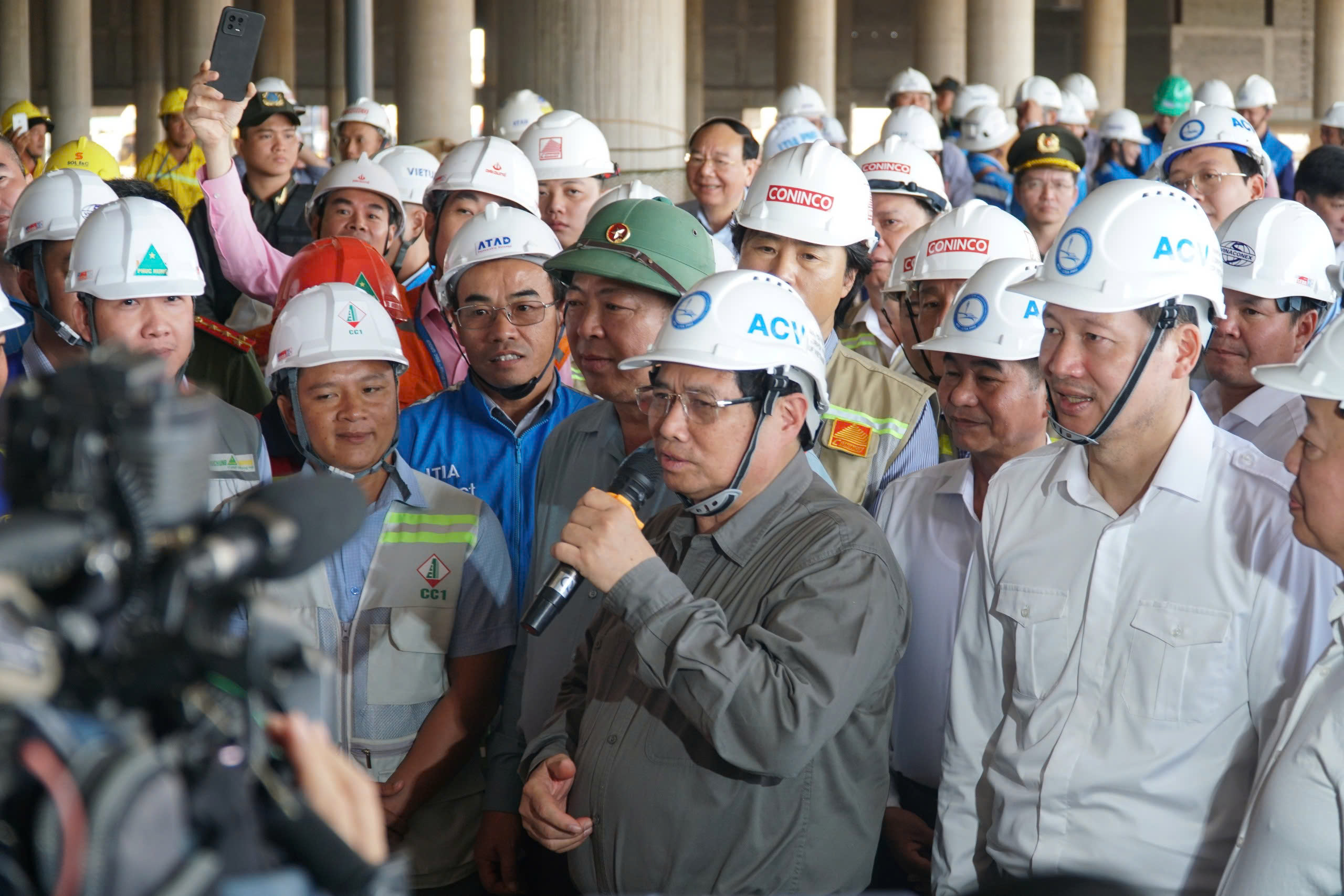 Thủ tướng Phạm Minh Ch&iacute;nh kiểm tra, ch&uacute;c Tết tại s&acirc;n bay Long Th&agrave;nh- Ảnh 7.