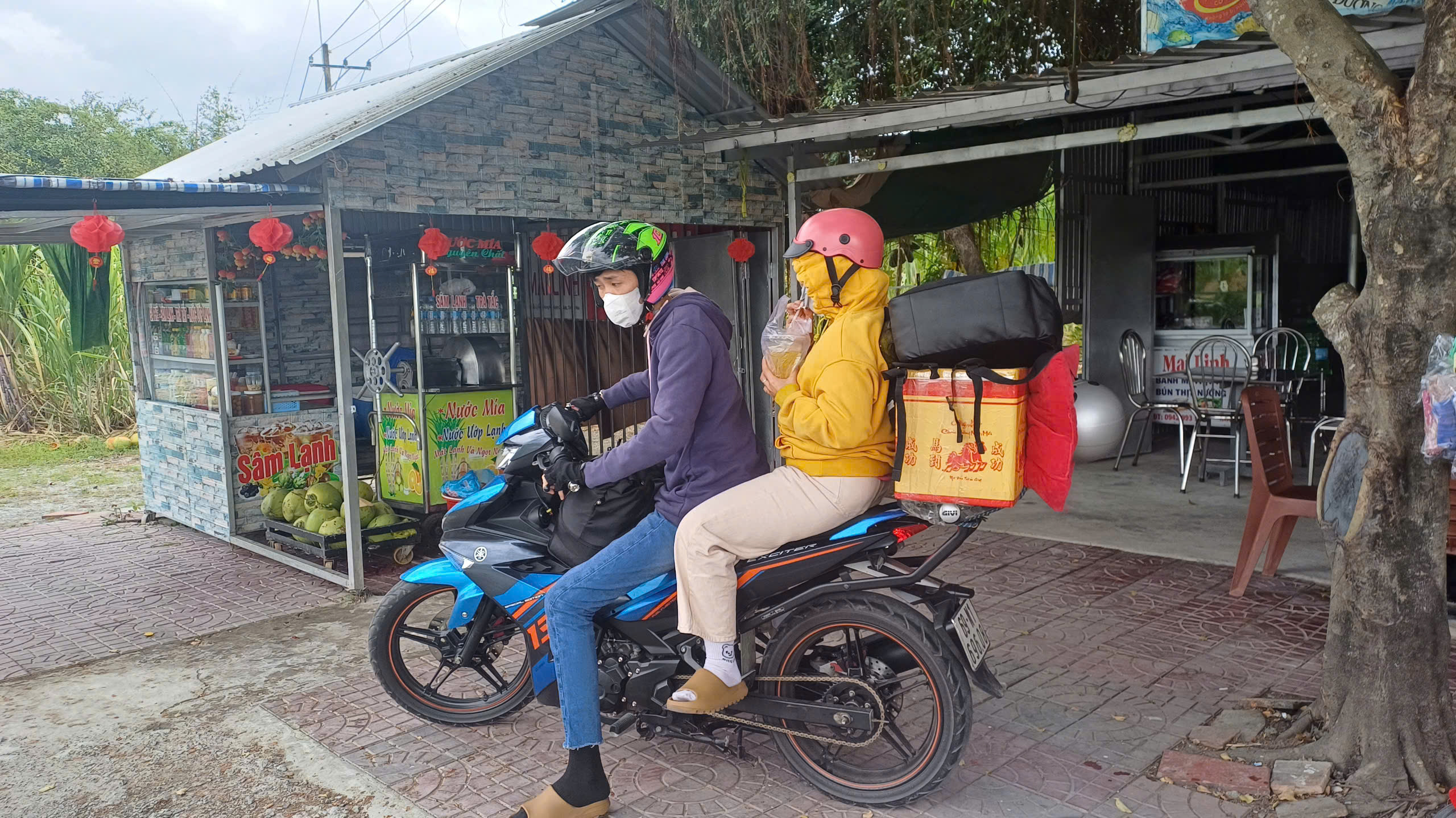 VIDEO: Người lao động miền T&acirc;y lỉnh kỉnh trở lại nơi l&agrave;m việc- Ảnh 3.