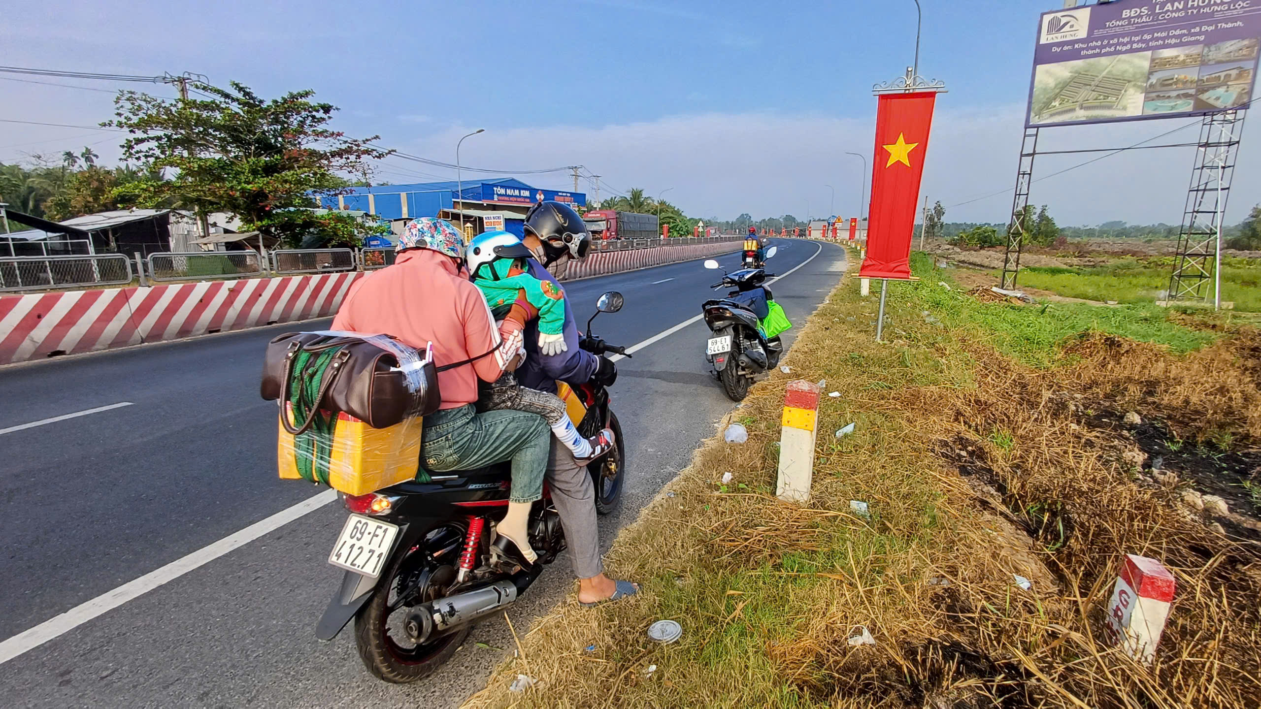 VIDEO: Người lao động miền T&acirc;y lỉnh kỉnh trở lại nơi l&agrave;m việc- Ảnh 7.