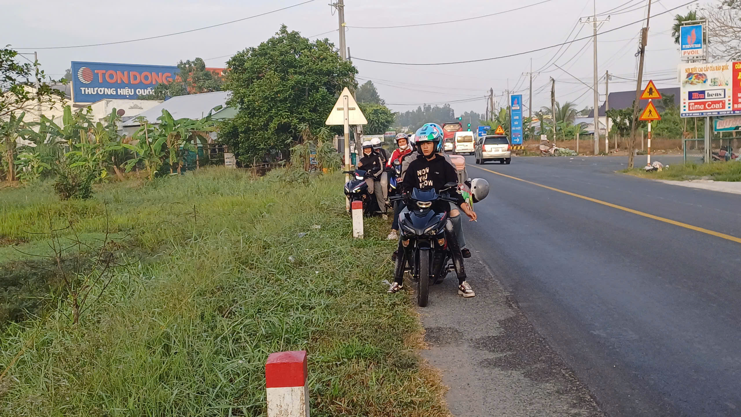 VIDEO: Người lao động miền T&acirc;y lỉnh kỉnh trở lại nơi l&agrave;m việc- Ảnh 8.