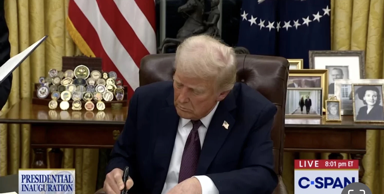 Th&ecirc;m thẩm ph&aacute;n li&ecirc;n bang chặn sắc lệnh đ&oacute;ng băng t&agrave;i trợ của Tổng thống Trump- Ảnh 1.