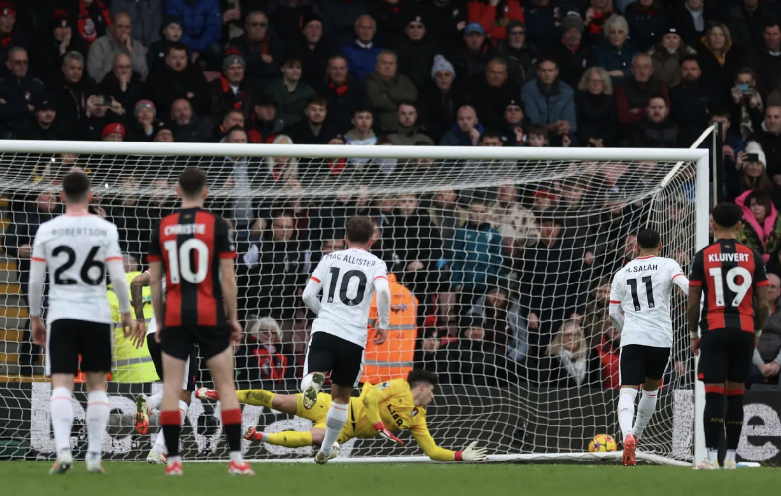 Salah tỏa s&aacute;ng kh&oacute; tin, Liverpool thắng chật vật Bournemouth- Ảnh 3.