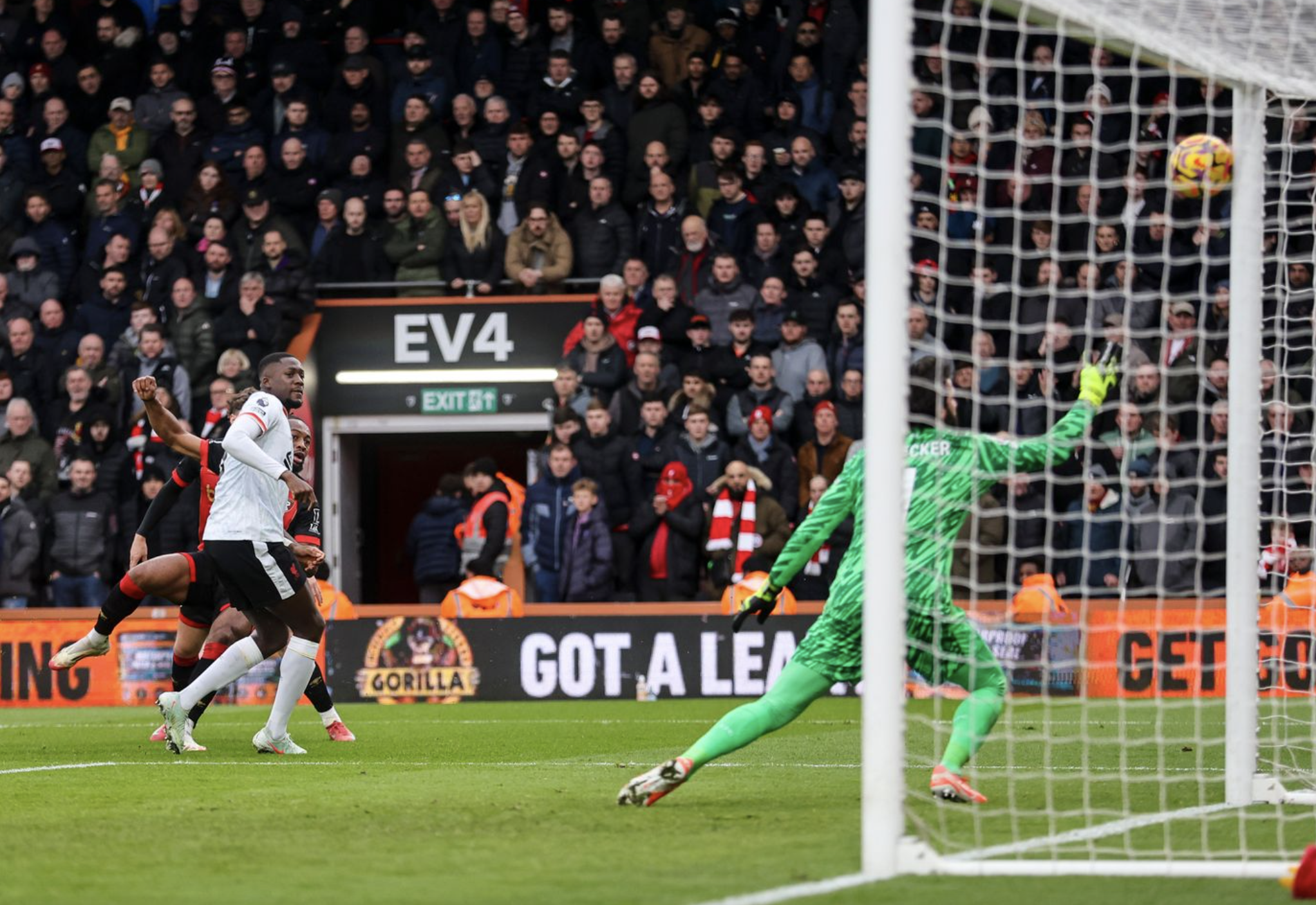 Salah tỏa s&aacute;ng kh&oacute; tin, Liverpool thắng chật vật Bournemouth- Ảnh 2.