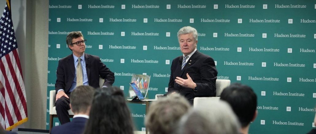Cựu Tổng thống Ukraine Petro Poroshenko (phải) phát biểu tại Viện Hudson (Mỹ) hôm 5-2 Ảnh: eurosolidarity.org