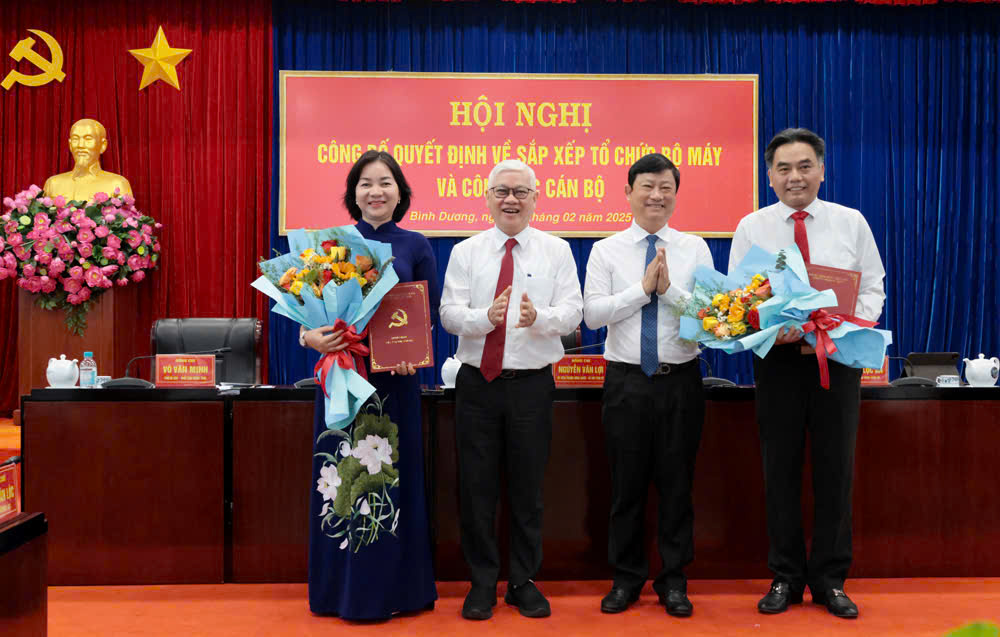 B&igrave;nh Dương c&ocirc;ng bố c&aacute;c quyết định sắp xếp tổ chức bộ m&aacute;y v&agrave; c&aacute;n bộ chủ chốt- Ảnh 2.
