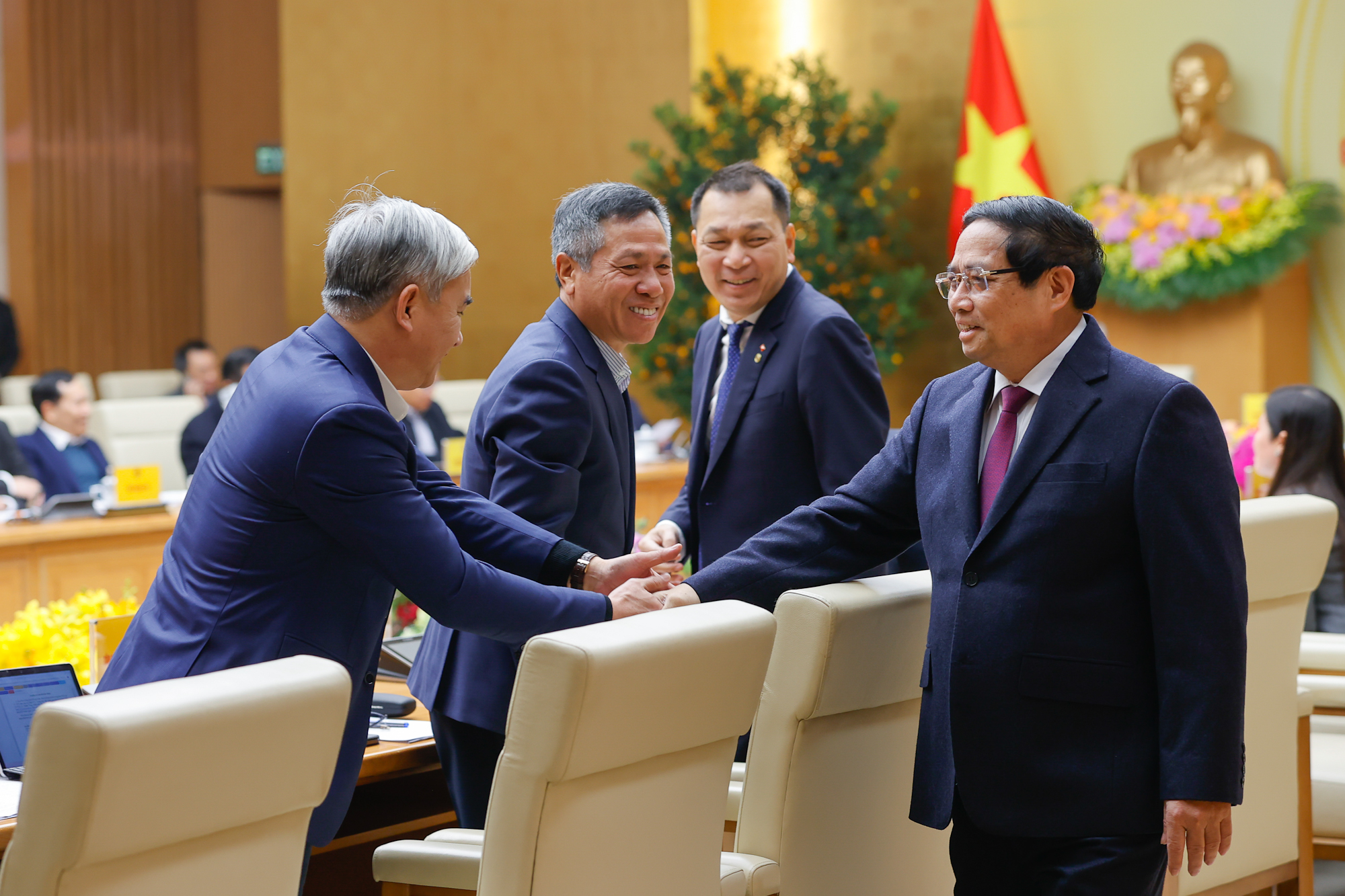 Thủ tướng Phạm Minh Chính trao đổi với lãnh đạo các doanh nghiệp tại buổi gặp gỡ Ảnh: NHẬT BẮC