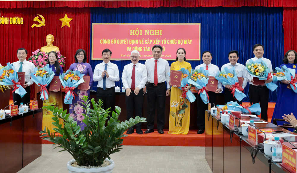 B&igrave;nh Dương c&ocirc;ng bố c&aacute;c quyết định sắp xếp tổ chức bộ m&aacute;y v&agrave; c&aacute;n bộ chủ chốt- Ảnh 5.