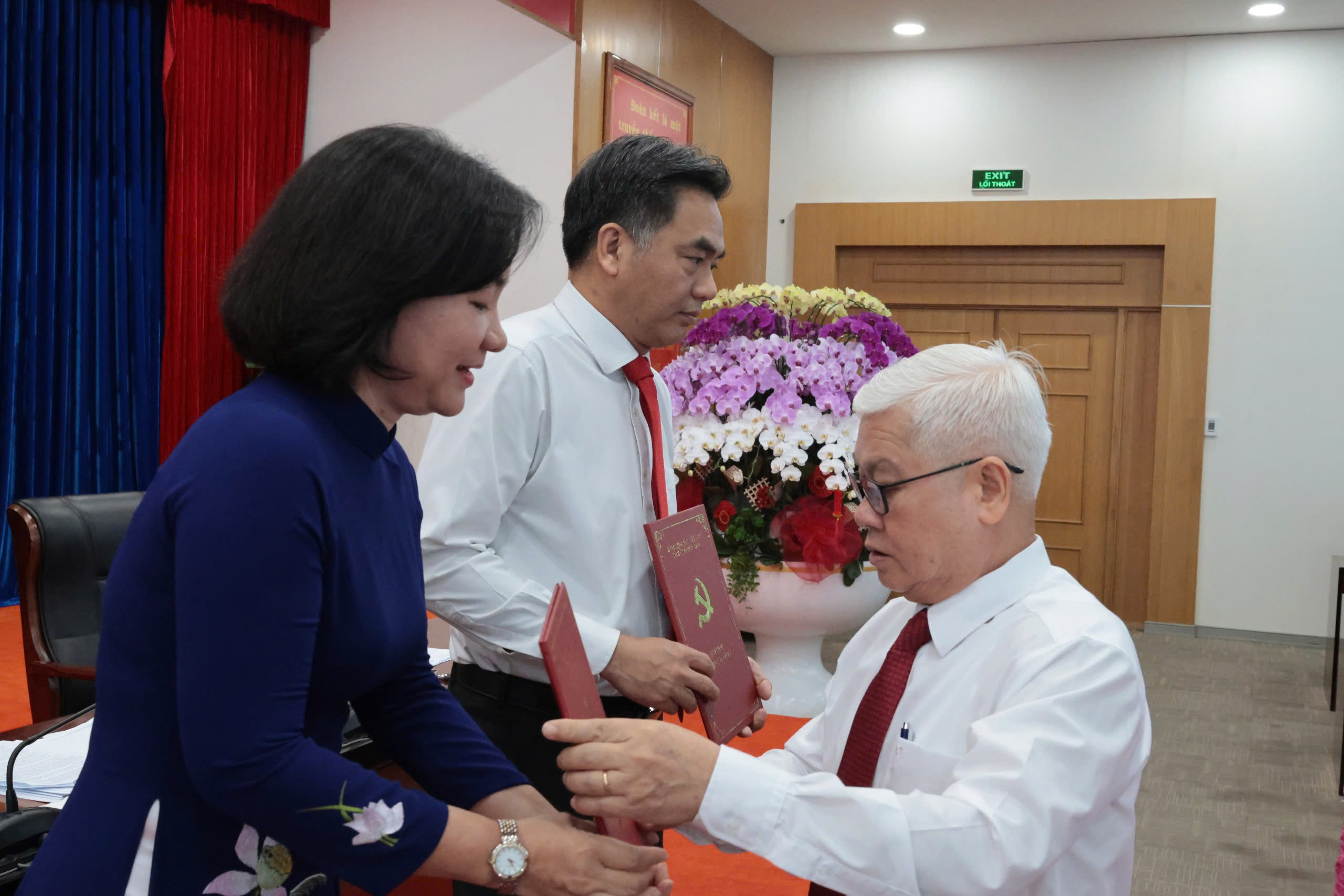 B&igrave;nh Dương c&ocirc;ng bố c&aacute;c quyết định sắp xếp tổ chức bộ m&aacute;y v&agrave; c&aacute;n bộ chủ chốt- Ảnh 1.