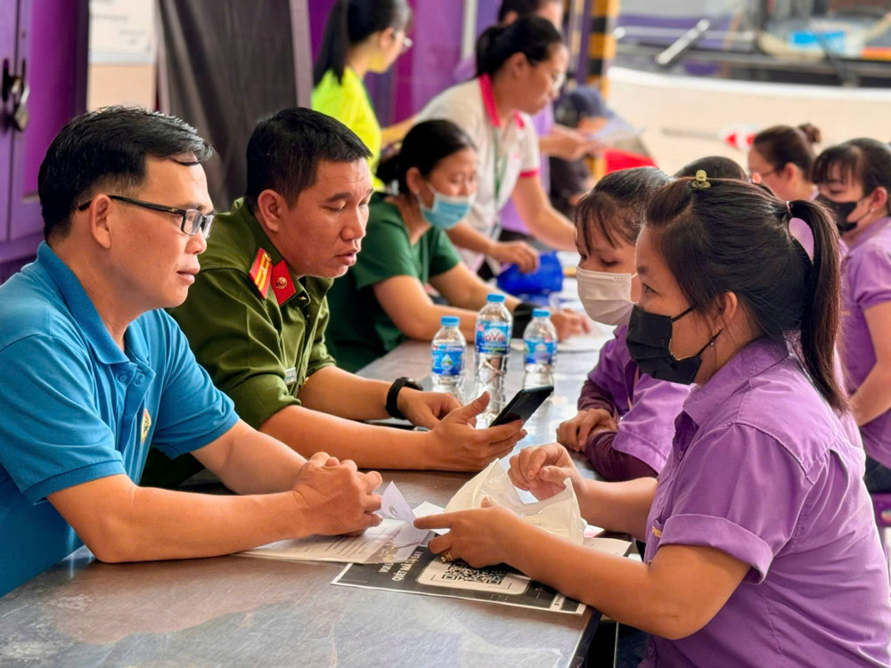 C&aacute;n bộ Tổ Tư vấn ph&aacute;p luật LĐLĐ quận 6, TP HCM tư vấn ph&aacute;p luật cho người lao động. Ảnh: HUỲNH NHƯ