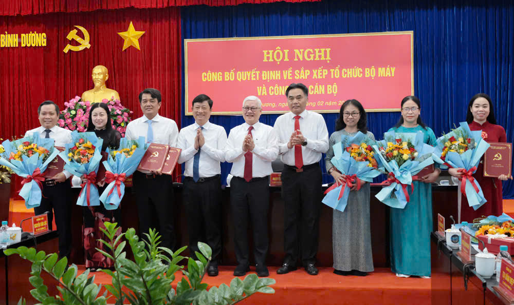 B&igrave;nh Dương c&ocirc;ng bố c&aacute;c quyết định sắp xếp tổ chức bộ m&aacute;y v&agrave; c&aacute;n bộ chủ chốt- Ảnh 4.