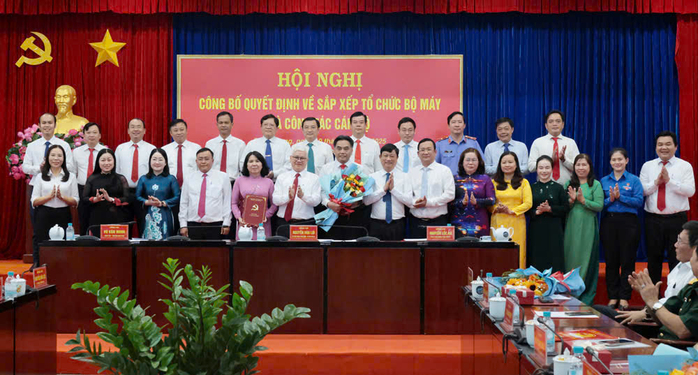 B&igrave;nh Dương c&ocirc;ng bố c&aacute;c quyết định sắp xếp tổ chức bộ m&aacute;y v&agrave; c&aacute;n bộ chủ chốt- Ảnh 3.