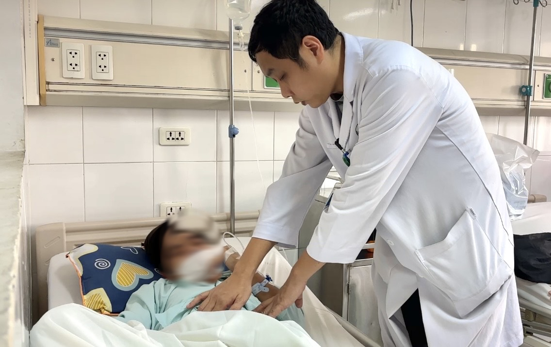 Bị bạn d&ugrave;ng v&ograve;i hơi xịt v&agrave;o hậu m&ocirc;n, nam thanh ni&ecirc;n vỡ đại tr&agrave;ng- Ảnh 1.