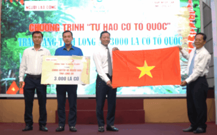 Trao cờ Tổ quốc, học bổng v&agrave; 