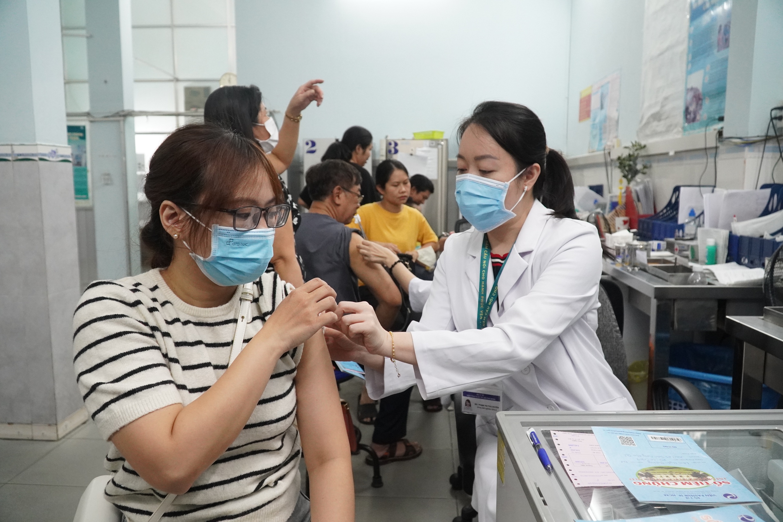 Vợ chồng U80 chạy xe m&aacute;y hơn 1,5 giờ để ti&ecirc;m vắc-xin ngừa c&uacute;m- Ảnh 1.