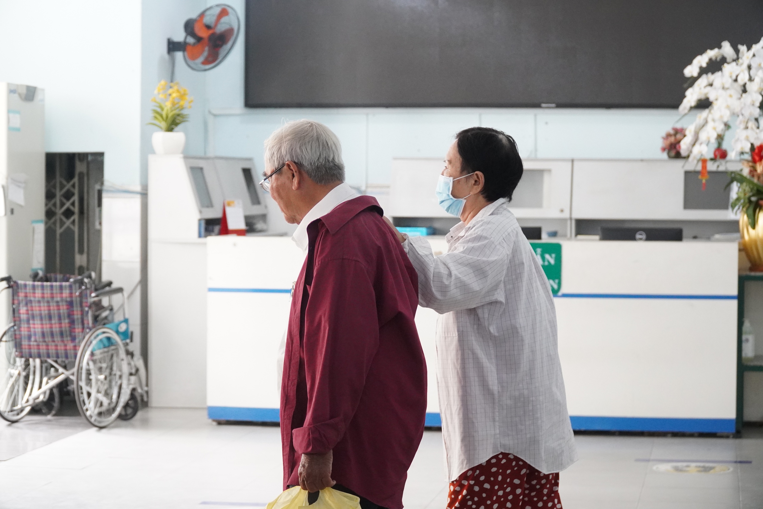 Vợ chồng U80 chạy xe m&aacute;y hơn 1,5 giờ để ti&ecirc;m vắc-xin ngừa c&uacute;m- Ảnh 2.