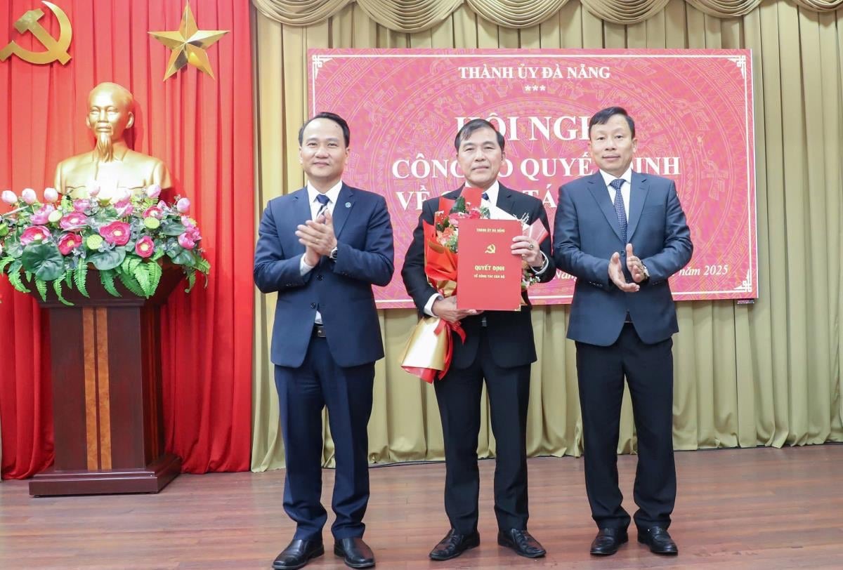 Ph&oacute; B&iacute; thư Thường trực Th&agrave;nh ủy Nguyễn Đ&igrave;nh Vĩnh (tr&aacute;i) v&agrave; Trưởng Ban Tổ chức Th&agrave;nh ủy Đo&agrave;n Duy T&acirc;n (phải) trao quyết định, tặng hoa ch&uacute;c mừng &ocirc;ng Nguyễn Đức Nam