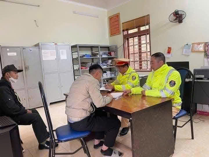 T&agrave;i xế d&ugrave;ng xe tải kỷ niệm "hết đ&aacute;t&rdquo; chở kh&aacute;ch đi tham quan- Ảnh 3.